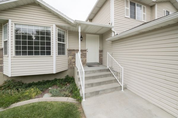 Cost of White Vinyl Siding Replacement in Seattle